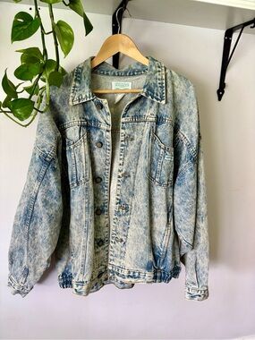Vintage Manager Light Blue Acid Wash Denim Jacket